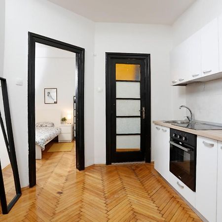 Lovely Apartment With 2 Bedrooms ブカレスト エクステリア 写真