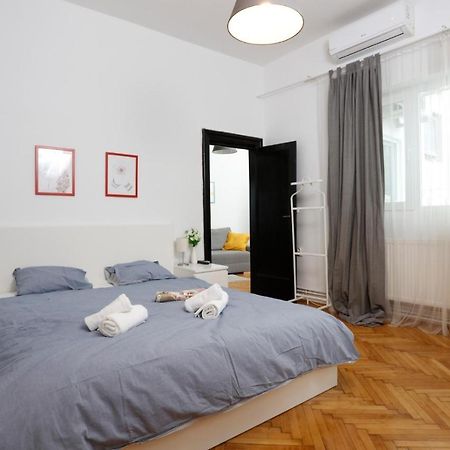 Lovely Apartment With 2 Bedrooms ブカレスト エクステリア 写真