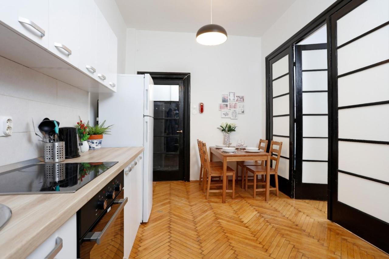 Lovely Apartment With 2 Bedrooms ブカレスト エクステリア 写真